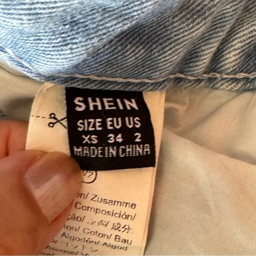 SHEIN. Blue Denim Cut off Jean Shorts. Size 2. Front & Back Pockets.‎